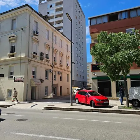 Days-panoramic City/sea View