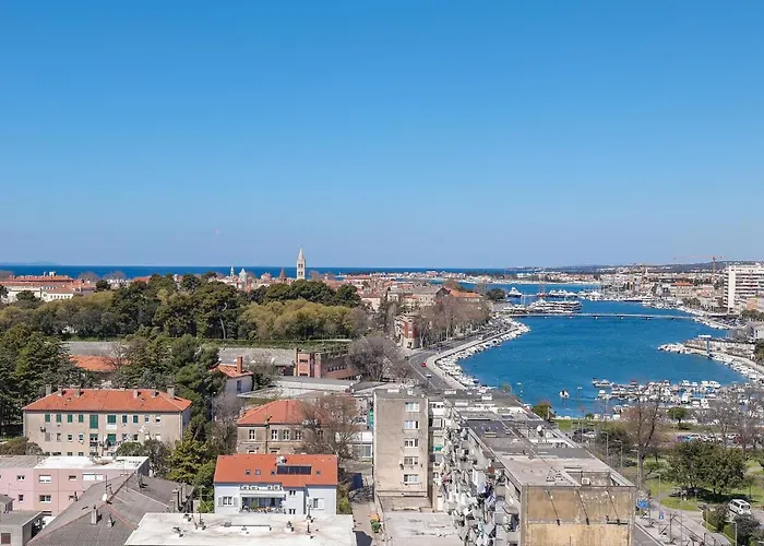 Days-panoramic City/sea View