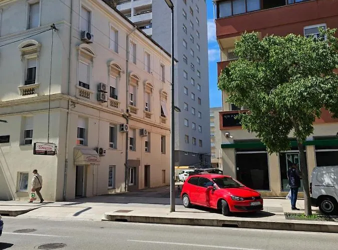 Days-panoramic City/sea View